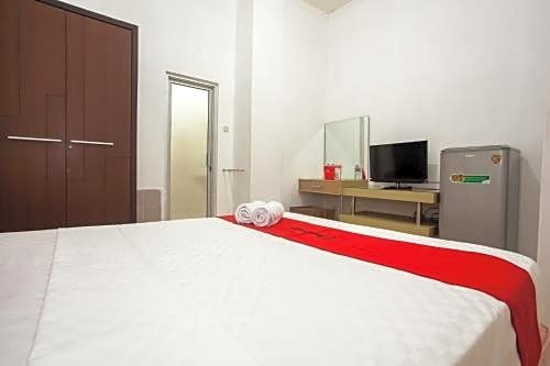 Фото RedDoorz near Taman Bungkul