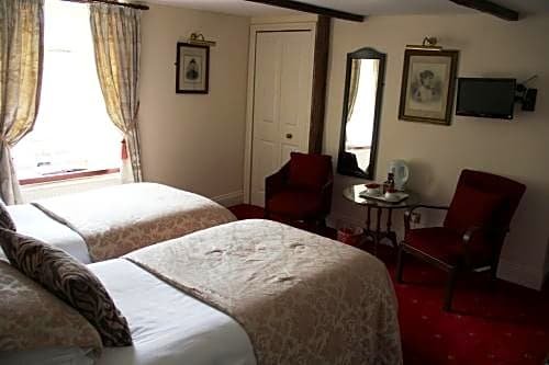 Фото Two Bridges Hotel