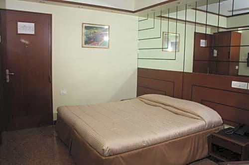 Фото Hotel Karl Residency