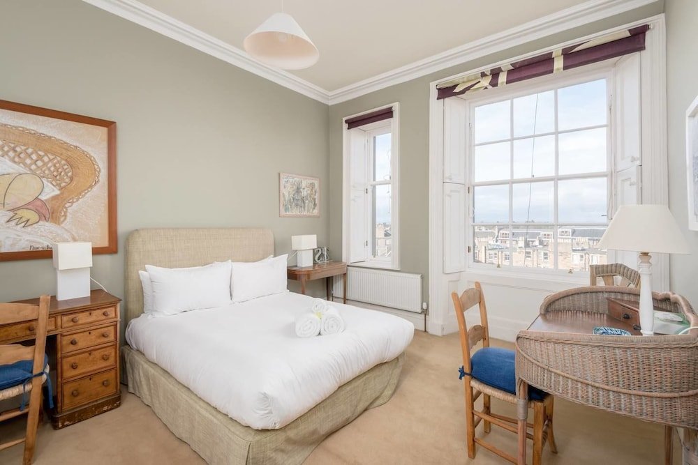 Фото Bright and Spacious 4-bedroom Apart in Stockbridge