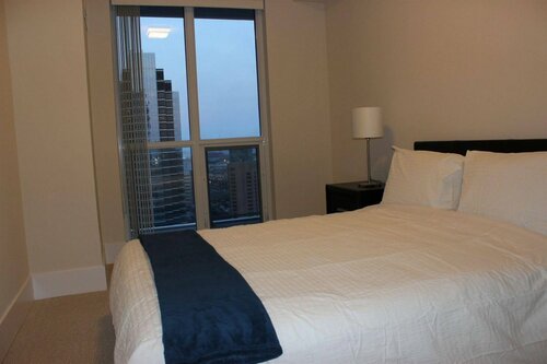 Жильё посуточно Toronto Rooms and Suites 300 Front St в Торонто