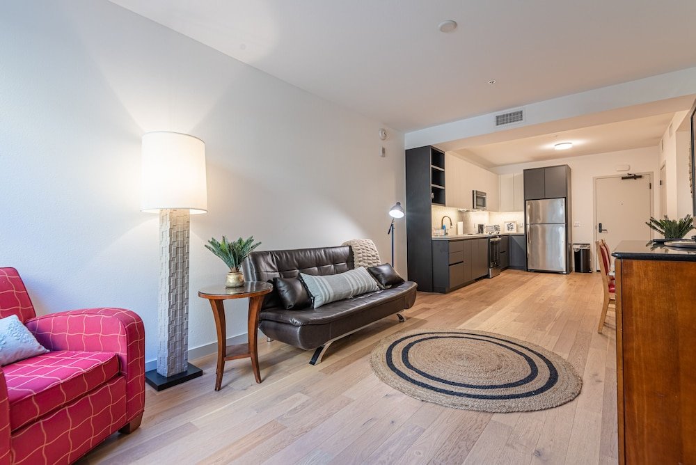 Фото Gorgeous Hollywood Living - 2 Bedroom