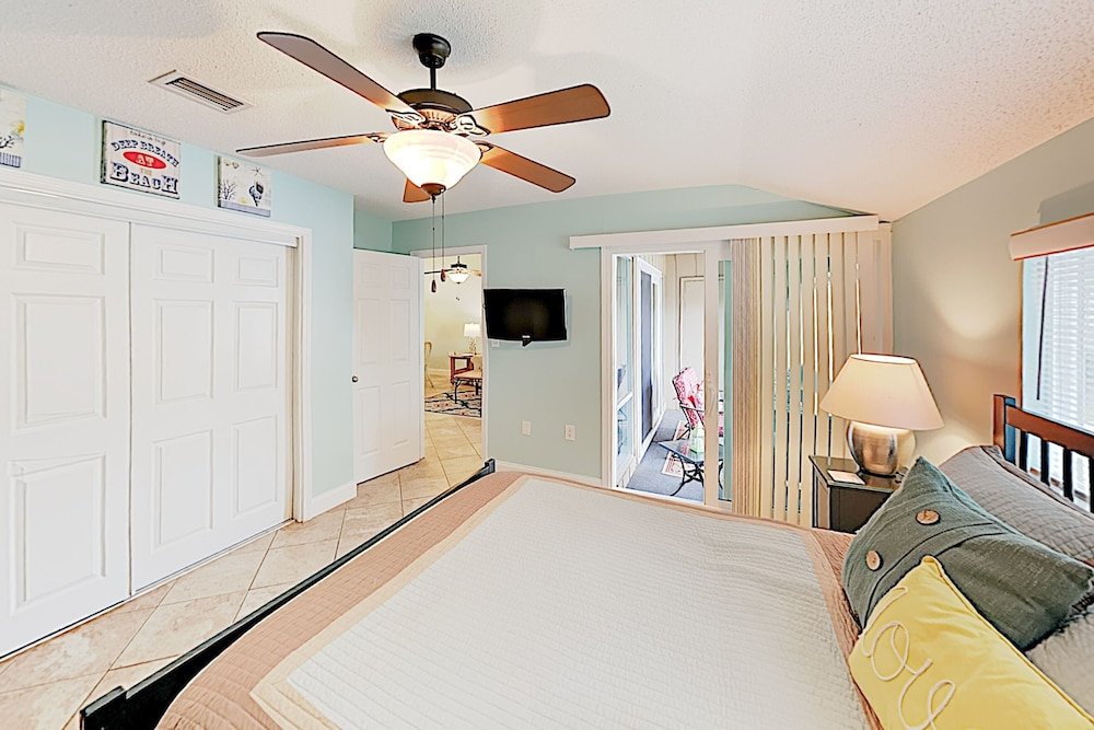 Фото Newly Remodeled W Pool - Steps To Beach! 2 Bedroom Condo