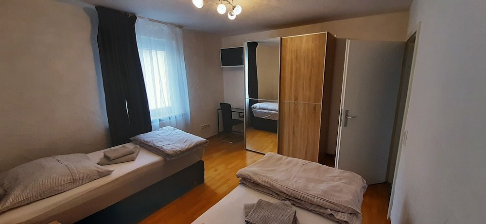 Фото Fewo Reutlingen Heinestrasse Dg