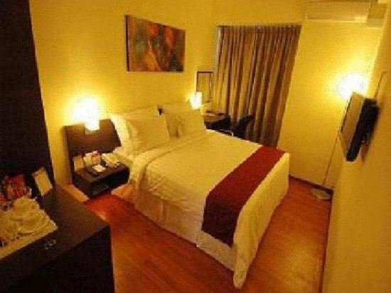 Фото Garuda Plaza Hotel