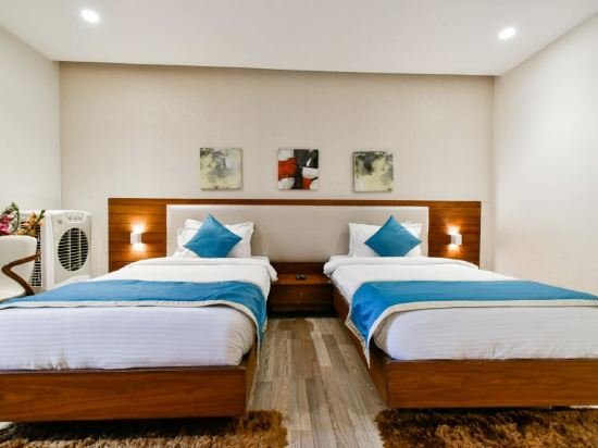 Фото M Crown Hotel