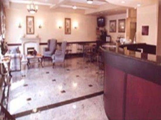 Фото Days Inn by Wyndham Toronto East Lakeview