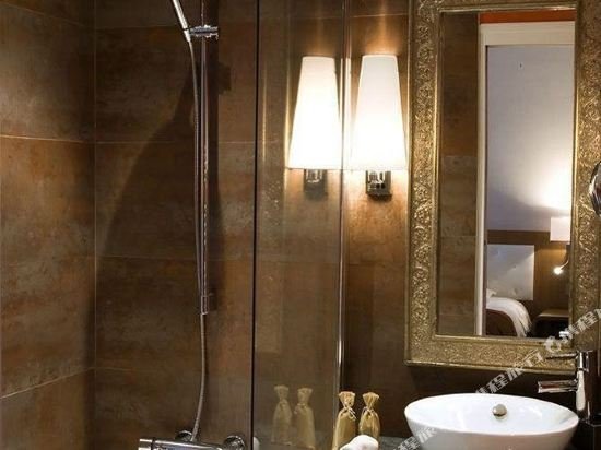 Фото Le Six Paris Hôtel & Spa