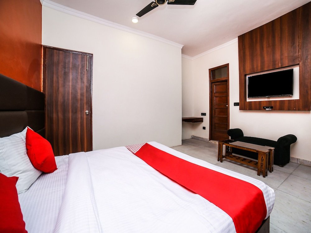 Фото Oyo 26589 Hotel Royal Town