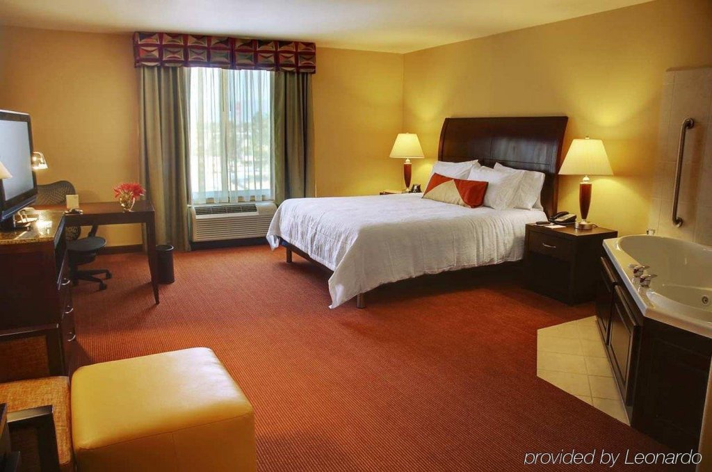 Фото Hilton Garden Inn Fontana