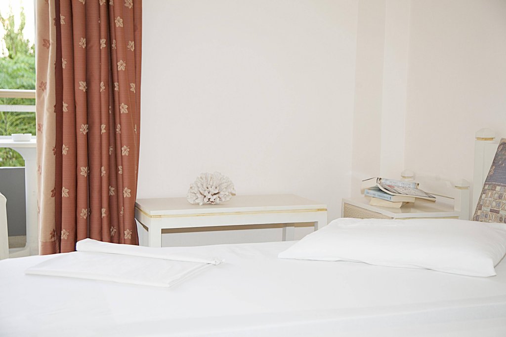 Фото Theonia Hotel