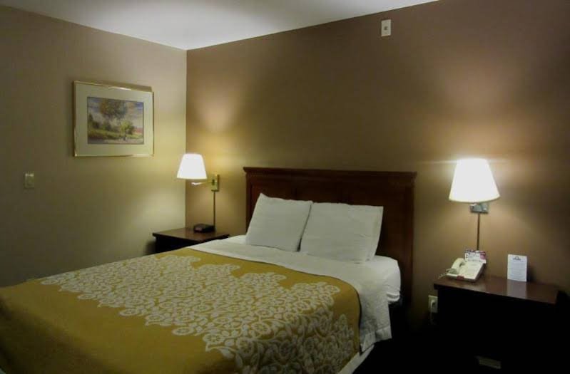 Фото Days Inn by Wyndham Seatac Airport