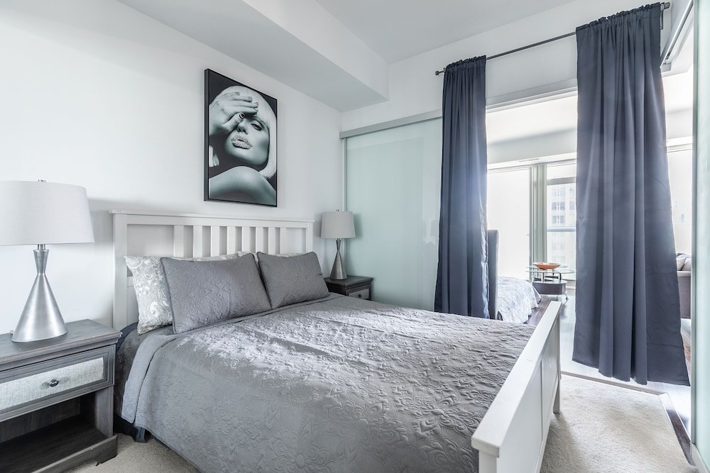 Фото Simply Comfort Gorgeous Apartments in the Heart of Toronto