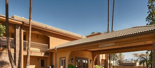 Гостиница SureStay Plus Hotel by Best Western San Bernardino South в Сан-Бернардино