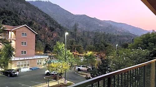 Фото Yosemite View Lodge