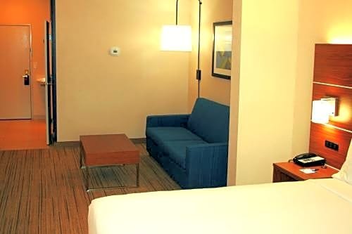 Фото Holiday Inn Express Hotel & Suites Marina - State Beach Area, an Ihg Hotel