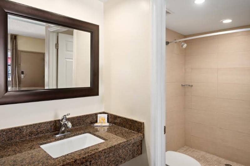 Фото Days Inn by Wyndham Miami Airport North