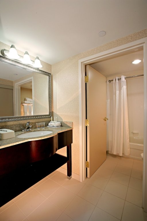 Фото Newmarket Hotel & Suites