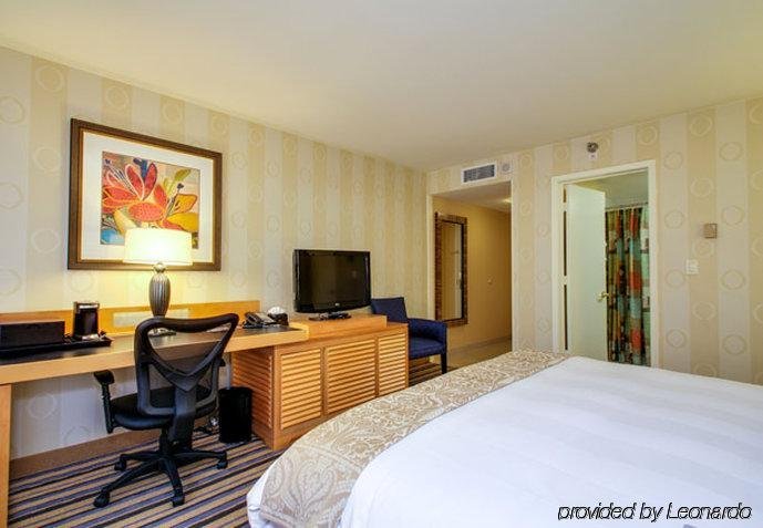 Фото Renaissance Des Moines Savery Hotel