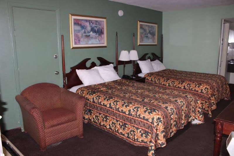 Фото Tampa Inn - Near Busch Gardens