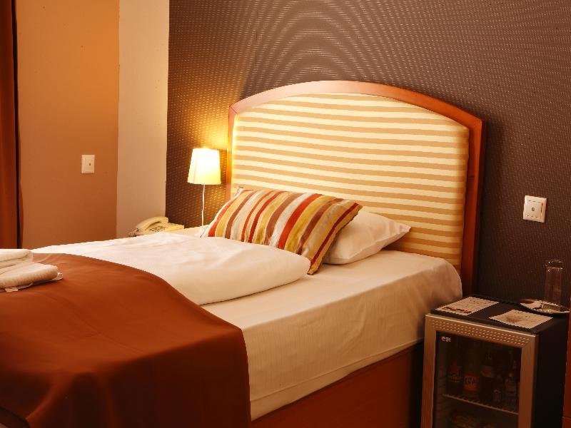 Фото Six Inn Hotel