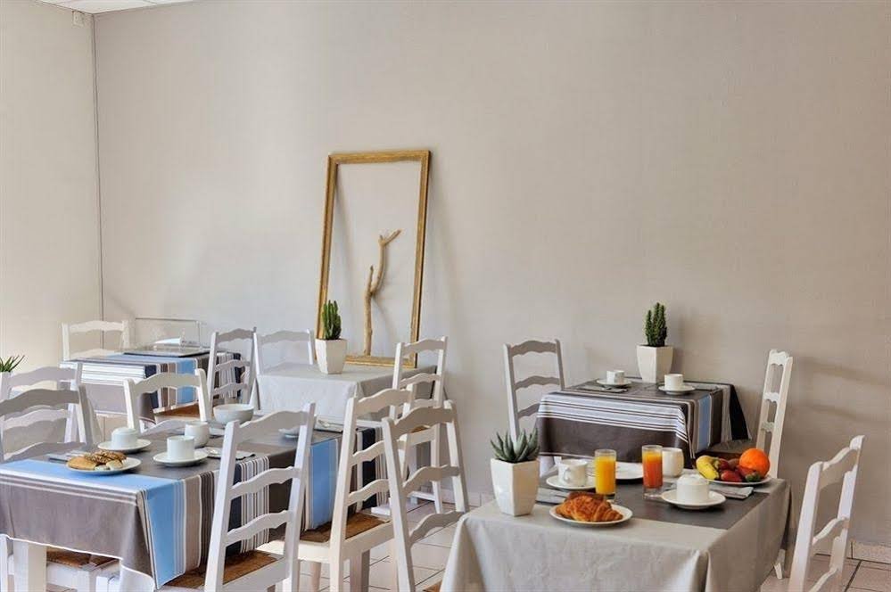 Фото Hôtel Les Mimosas