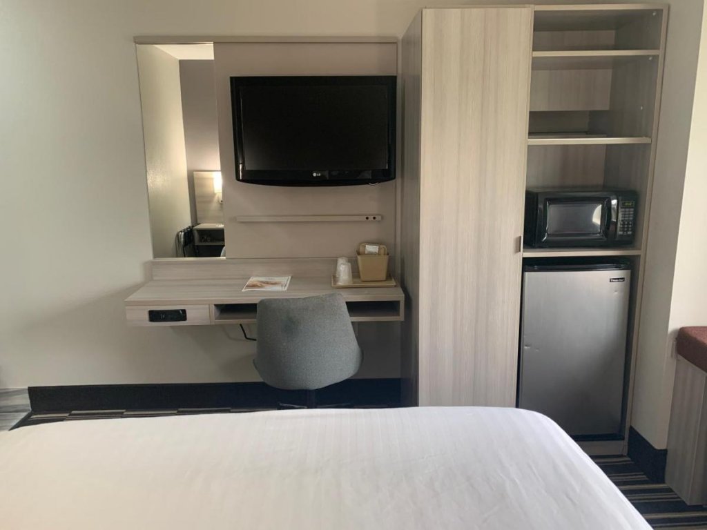 Фото Microtel Inn by Wyndham Charlotte Airport