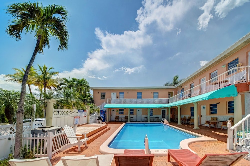 Фото Hollywood Beach Swan