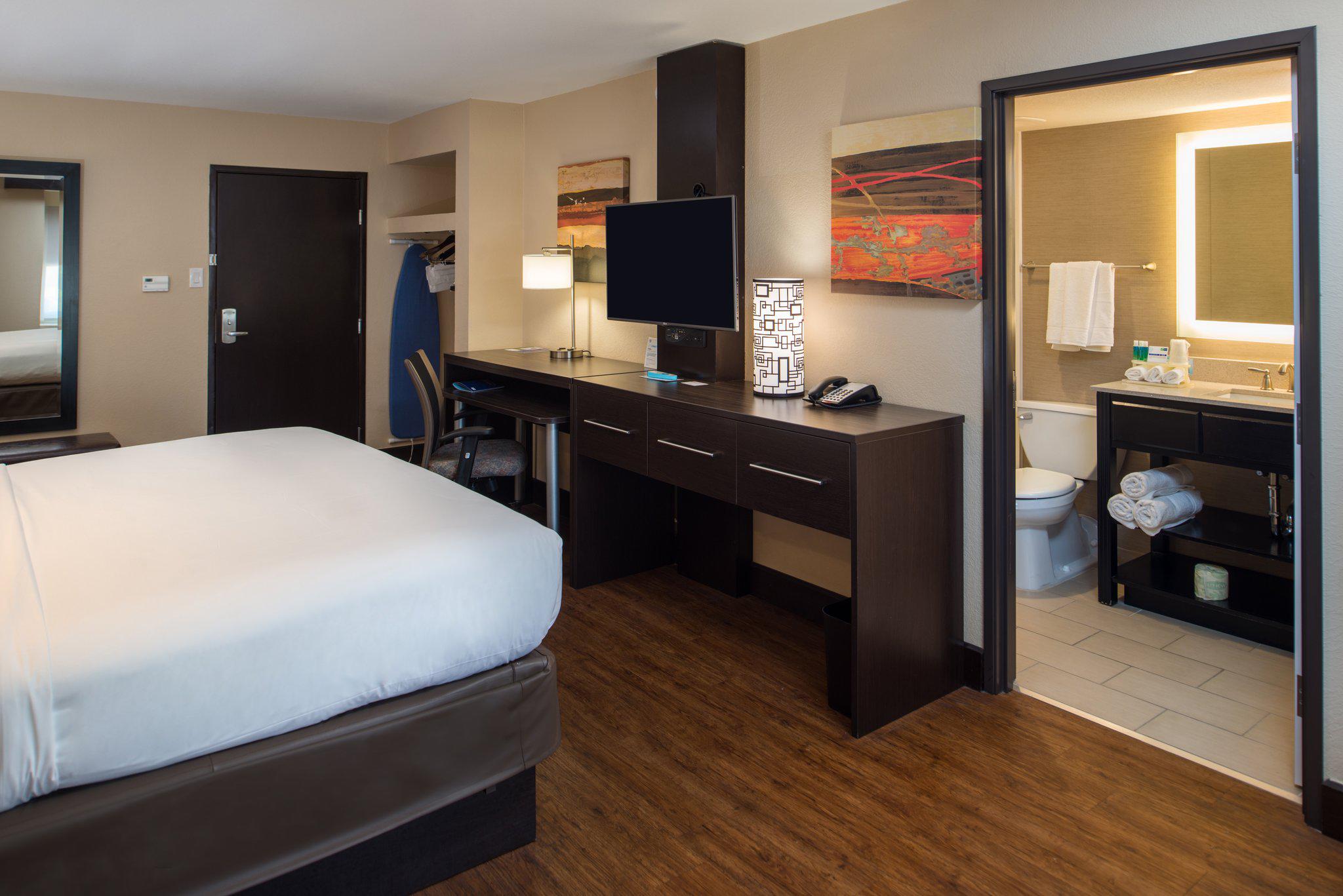 Фото Holiday Inn Express & Suites San Antonio Medical-Six Flags, an Ihg Hotel