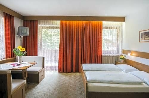 Гостиница Berghotel Kasern Und Tauernrast