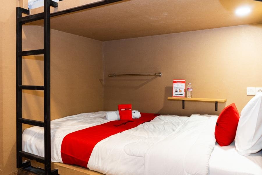 Фото RedDoorz Hostel @ Di Panjaitan Simpang Lima