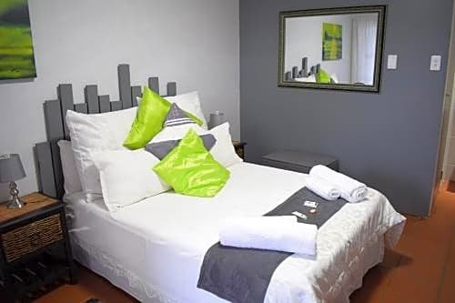 Фото Oppi Hoek Guesthouse