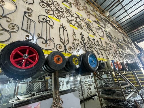 Порно үш қыз еркектің анусын жалап, саусағымен