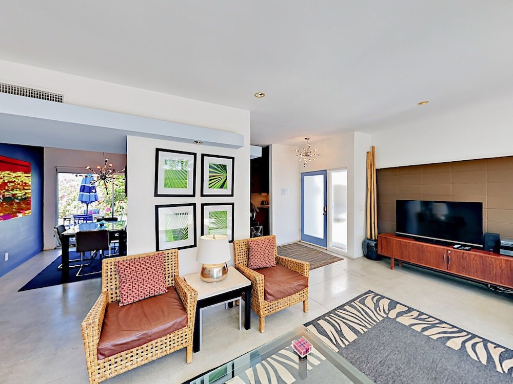 Фото 3br 2ba Jack LaLanne House by RedAwning