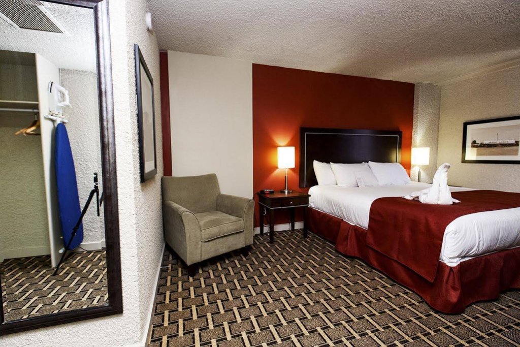 Фото Ramada by Wyndham Edmonton Yellowhead Nw