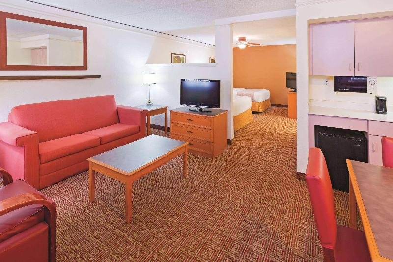 Фото Super 8 by Wyndham San Antonio Near SeaWorld Ingram Park