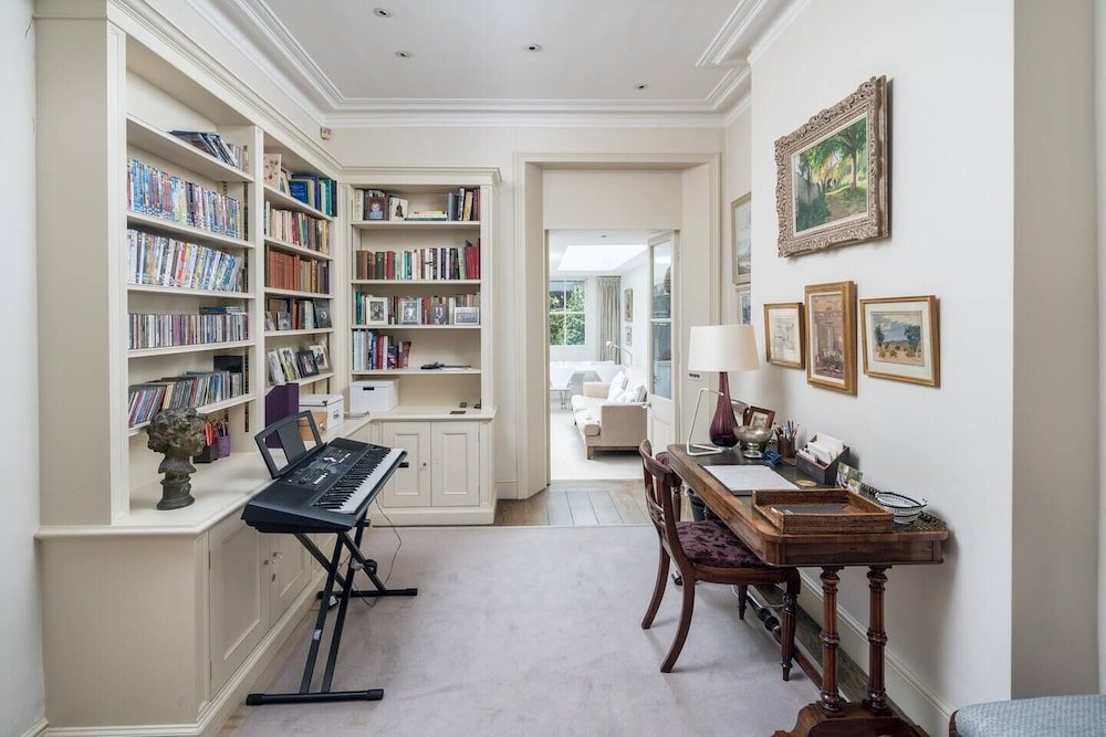 Фото Exceptional 4-bed house right by Battersea Park