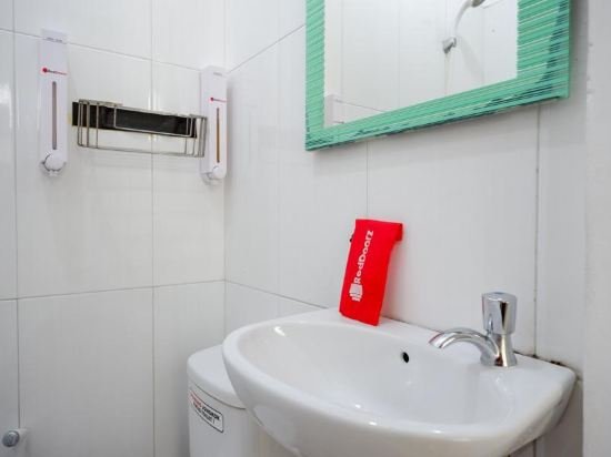 Фото RedDoorz near Mall Ciputra 2