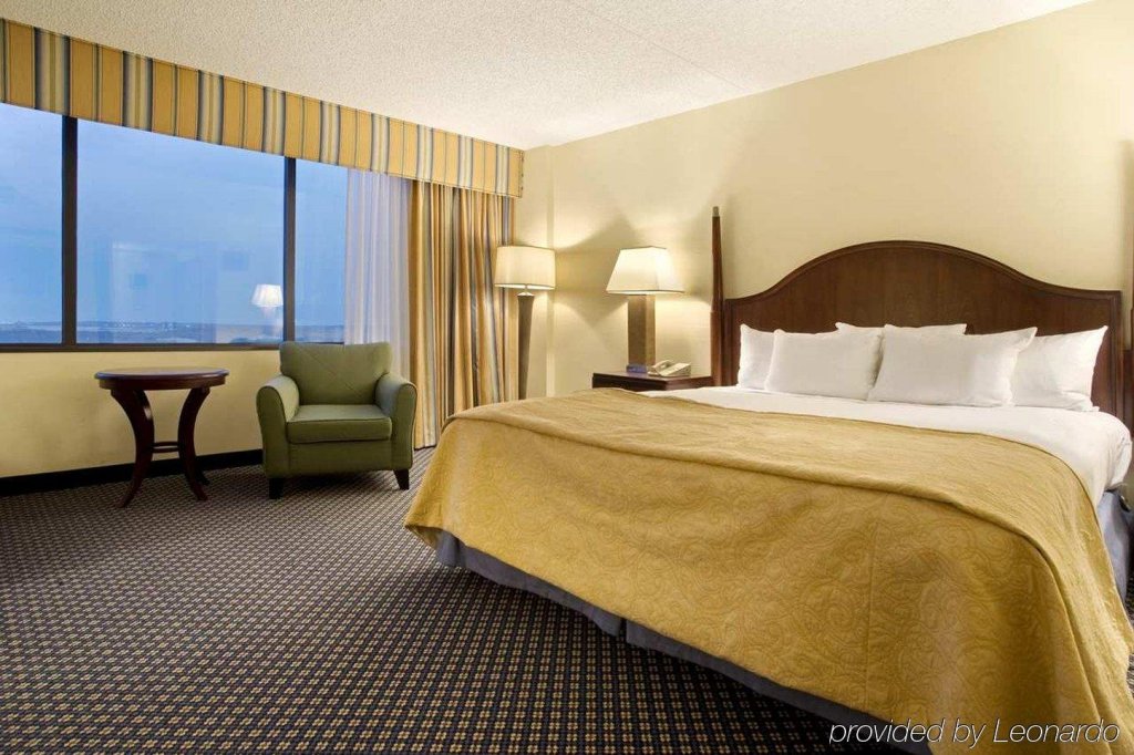 Фото Hilton East Brunswick Hotel & Executive Meeting Center