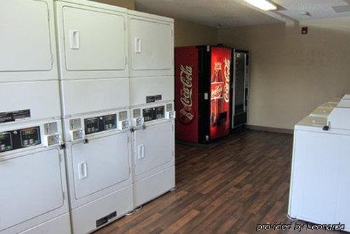 Фото HomeTowne Studios by Red Roof Austin