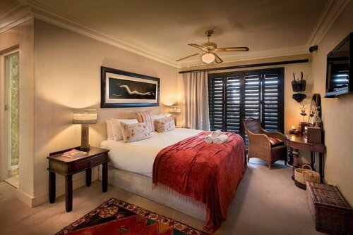 Гостиница Bright and Stylish Beachfront Apartment в Кейптауне