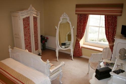 Фото Tennant Arms Hotel