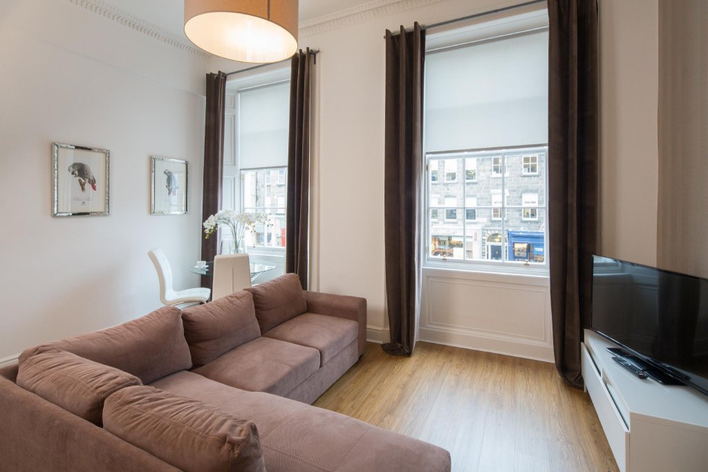 Фото Edinburgh Castle Apartments and Suites