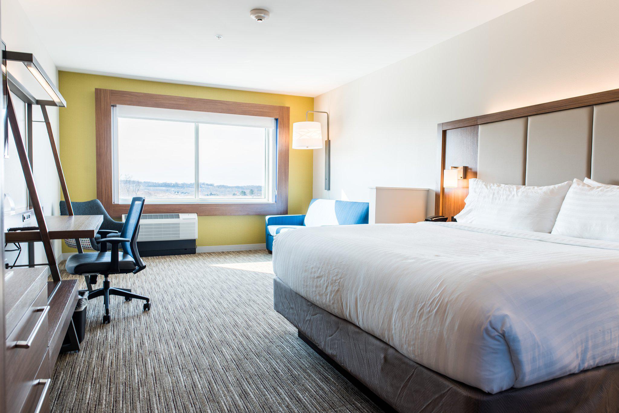 Фото Holiday Inn Express & Suites Madison, an Ihg Hotel
