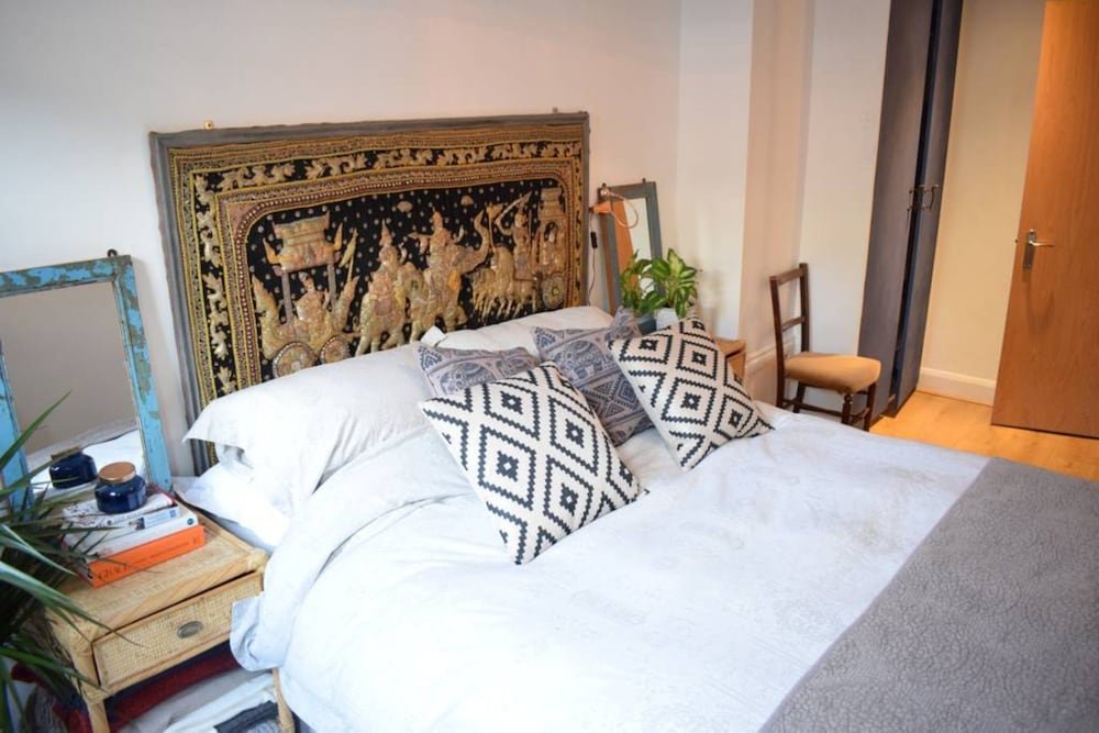 Фото Stylish Cozy Apartment near Trendy Shepherd's Bush