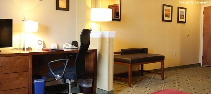 Фото Comfort Suites Near University