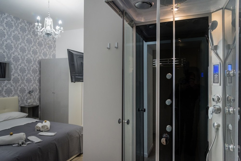 Фото Inside Roma Rooms