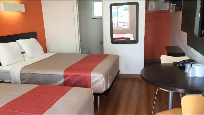 Фото Travelodge by Wyndham Sacramento Convention Center