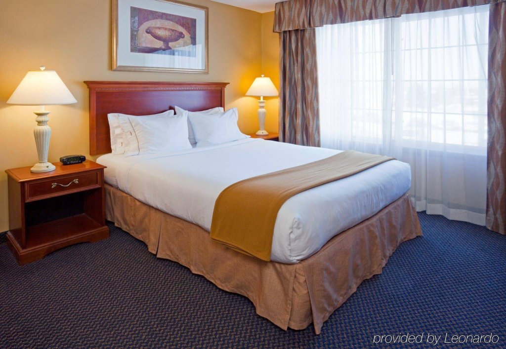 Фото Holiday Inn Express Hotel & Suites St. Cloud, an Ihg Hotel