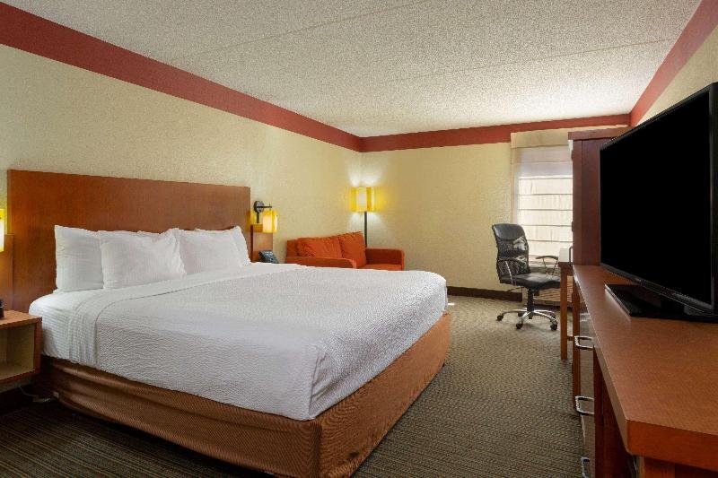 Фото La Quinta Inn & Suites by Wyndham Charlotte Airport North